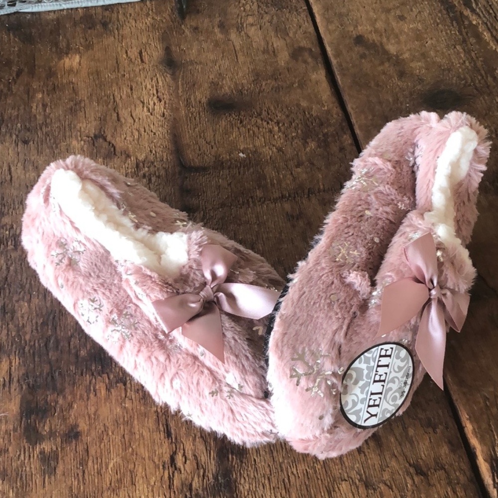 Dusty rose shimmer snowflake Faux Fur Slippers - Picture 2 of 4